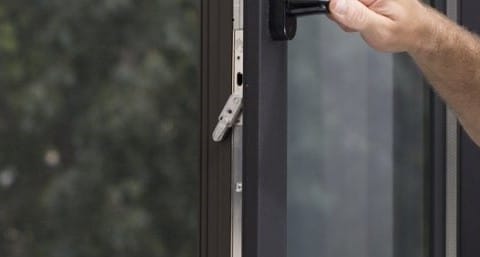 anti falsa maniobra colocar ventana pvc 
 descolgada sistemas kommerling