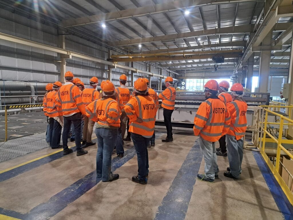 Equipo de Ventanas Recar y distribuidores durante la visita a la planta de Guardian Glass en Tudela