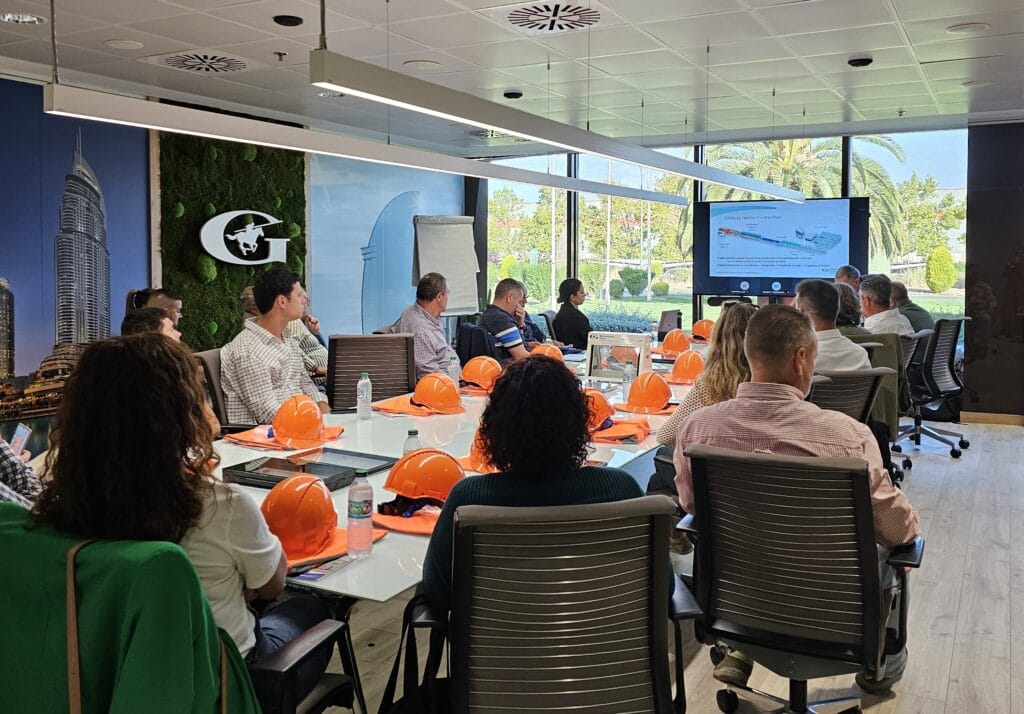 Equipo de Ventanas Recar y distribuidores durante la visita a la planta de Guardian Glass en Tudela
