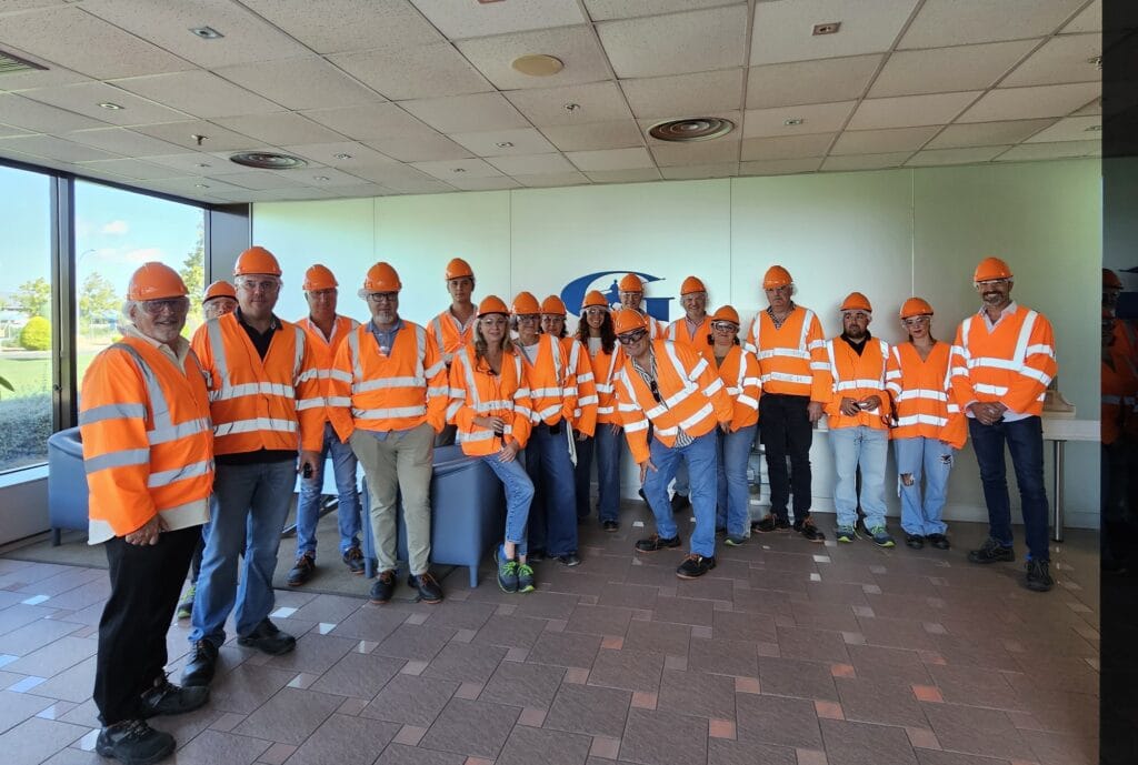 Equipo de Ventanas Recar y distribuidores durante la visita a la planta de Guardian Glass en Tudela