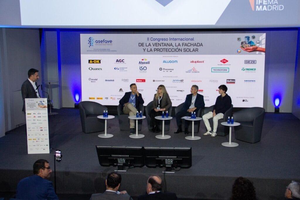 Mesa redonda sobre sostenibilidad, innovación y normativa.