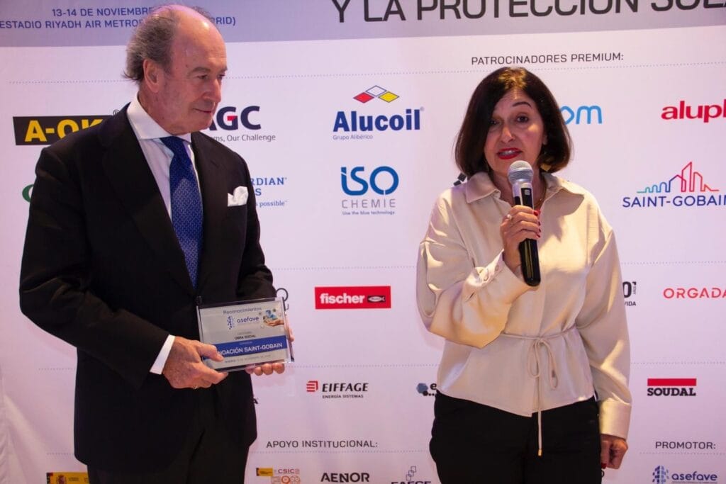 Premio categoría obra Social a la fundación Saint Gobain en su representación el presidente de UNE Alfredo Berdes.