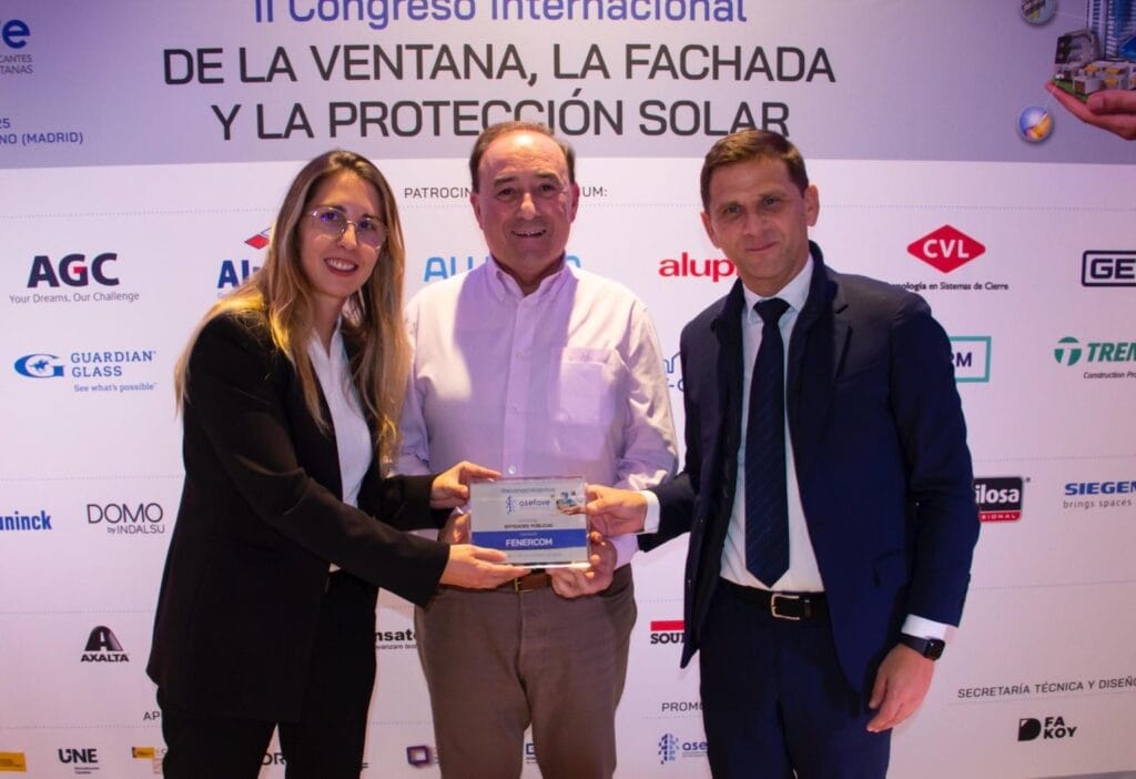 Entrega categoría instituciones públicas del reconocimiento a FENERCOM por el Plan Renove Ventanas Comunidad de Madrid